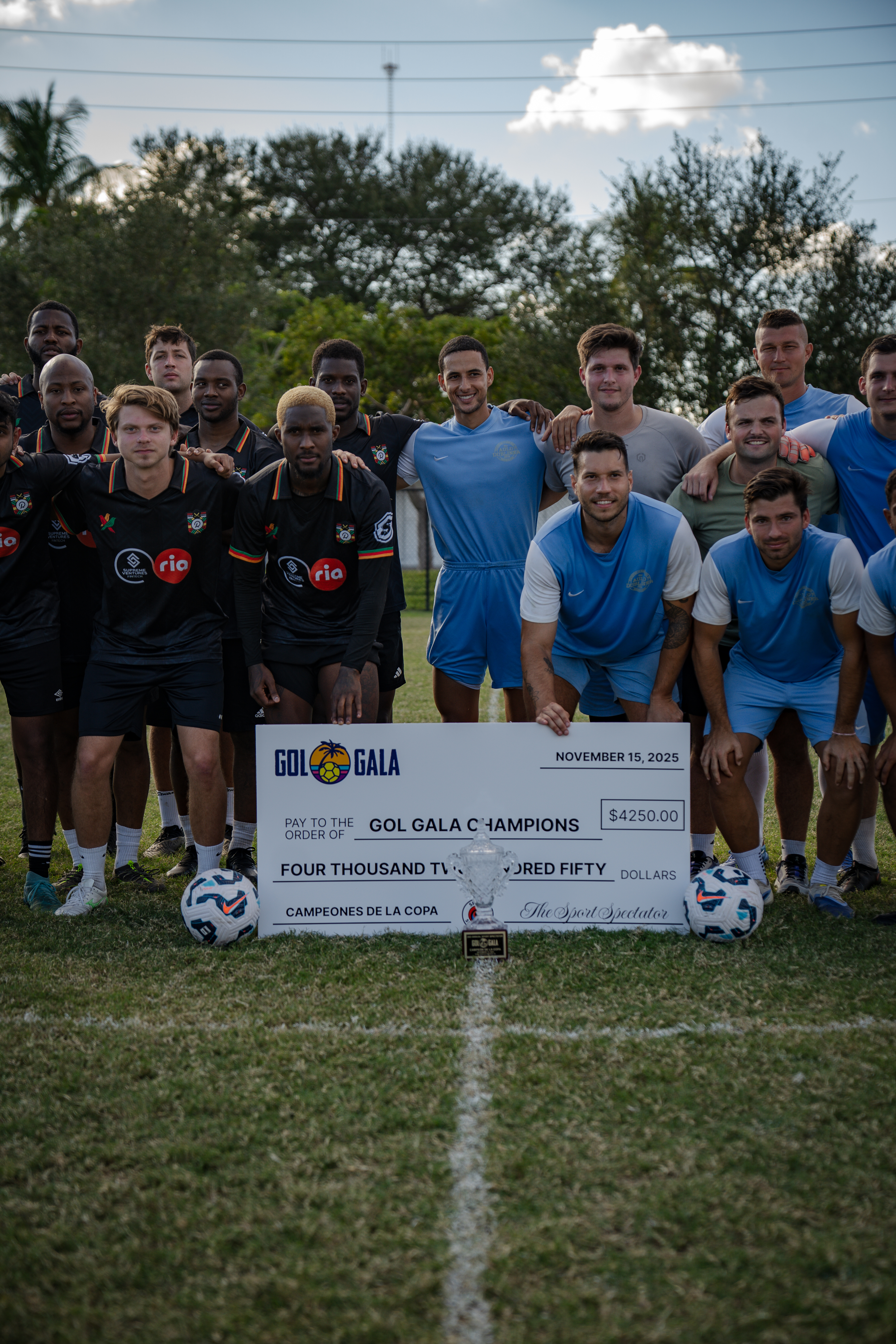 Gol Gala champions with check